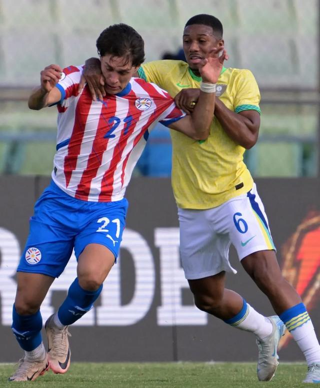 南美锦标赛:女足队员激烈较量 南美锦标赛:女足队员激烈较量