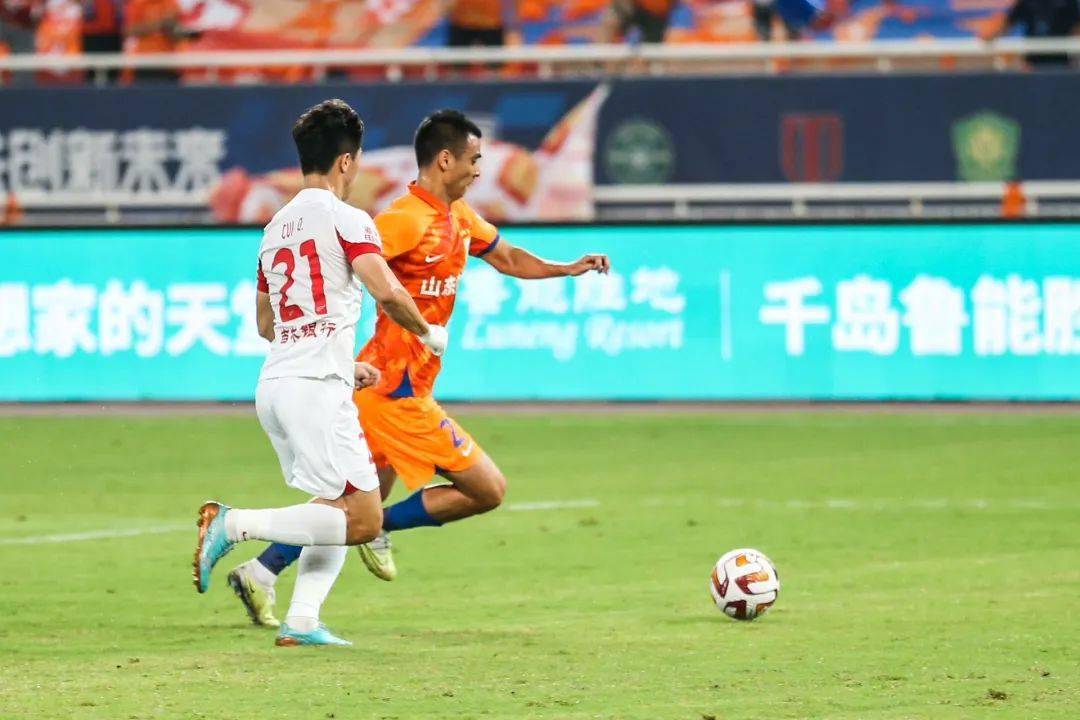 山东鲁能在中超比赛中取得胜利,球迷欢呼不已 山东鲁能在中超比赛中取得胜利,球迷欢呼不已