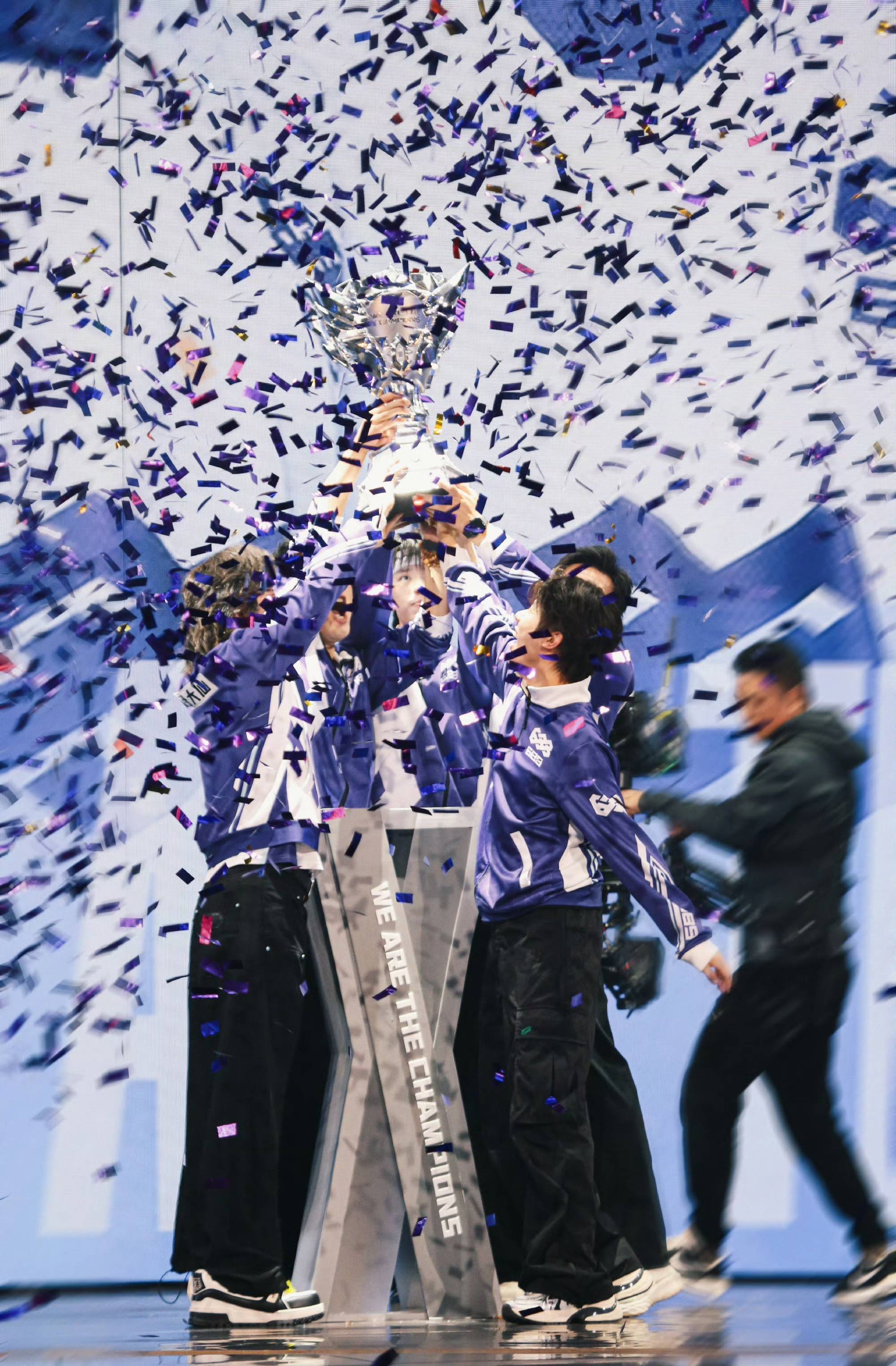 关于篮球赛事火热展开强队全力冲击冠军奖杯的信息 关于篮球赛事火热展开强队全力冲击冠军奖杯的信息