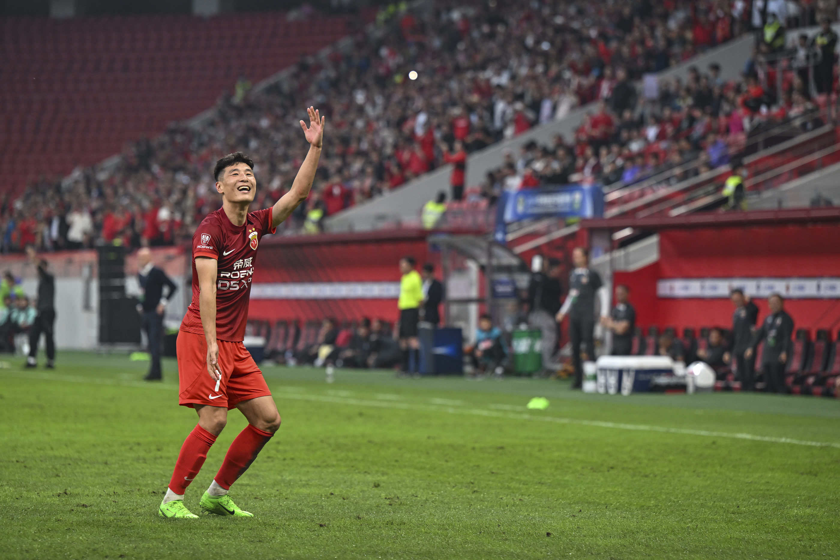 顶尖球队实力碰撞勇争一线席卷全场的简单介绍