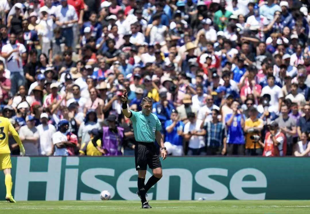 开云体育下载-罗马队员争议判罚，球员情绪激动的简单介绍