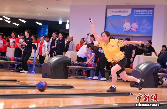 开云体育在线-保龄球选手惊艳表现，勇夺金牌