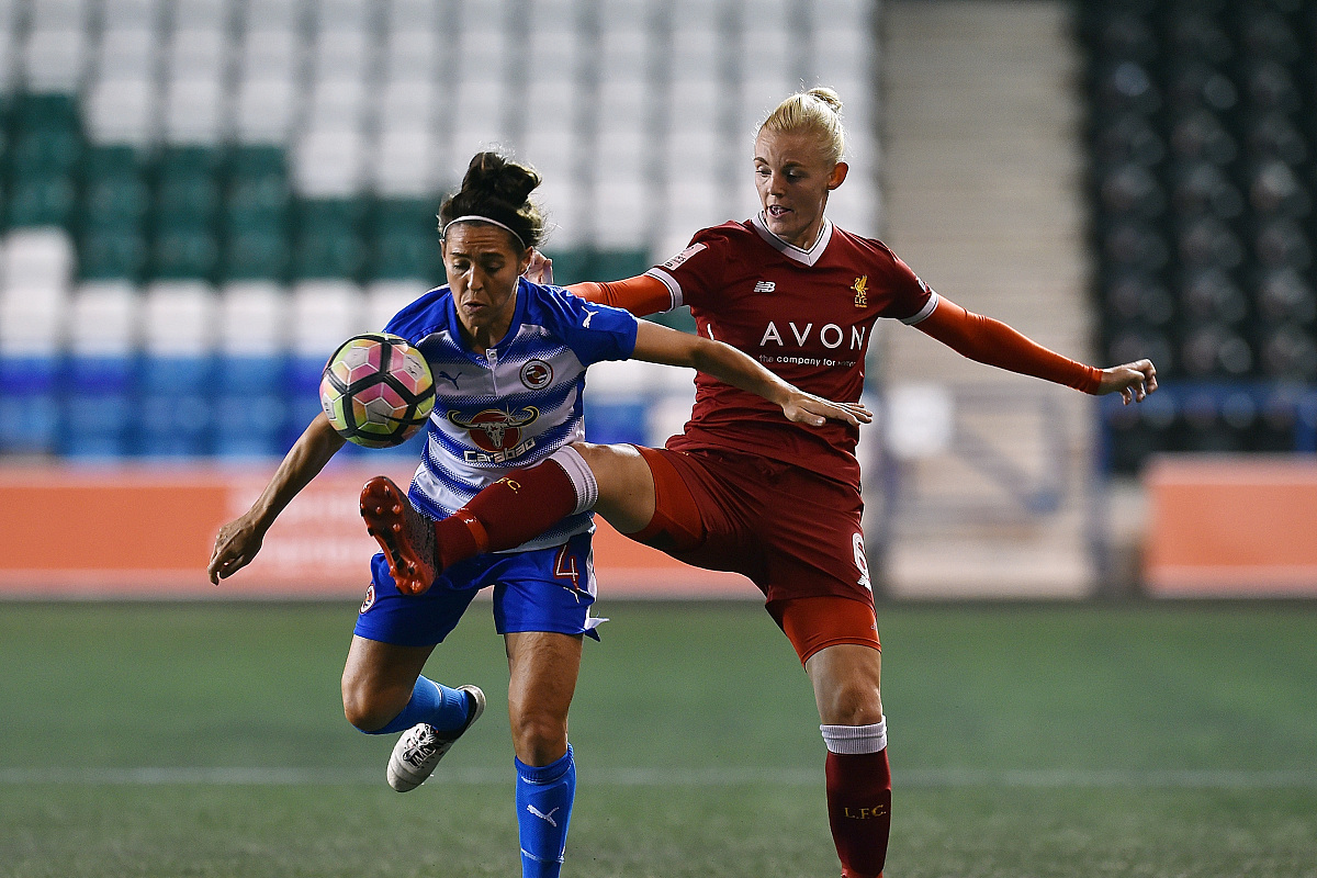 开云体育官方网站-足球比赛中，女队员们展现出色表现