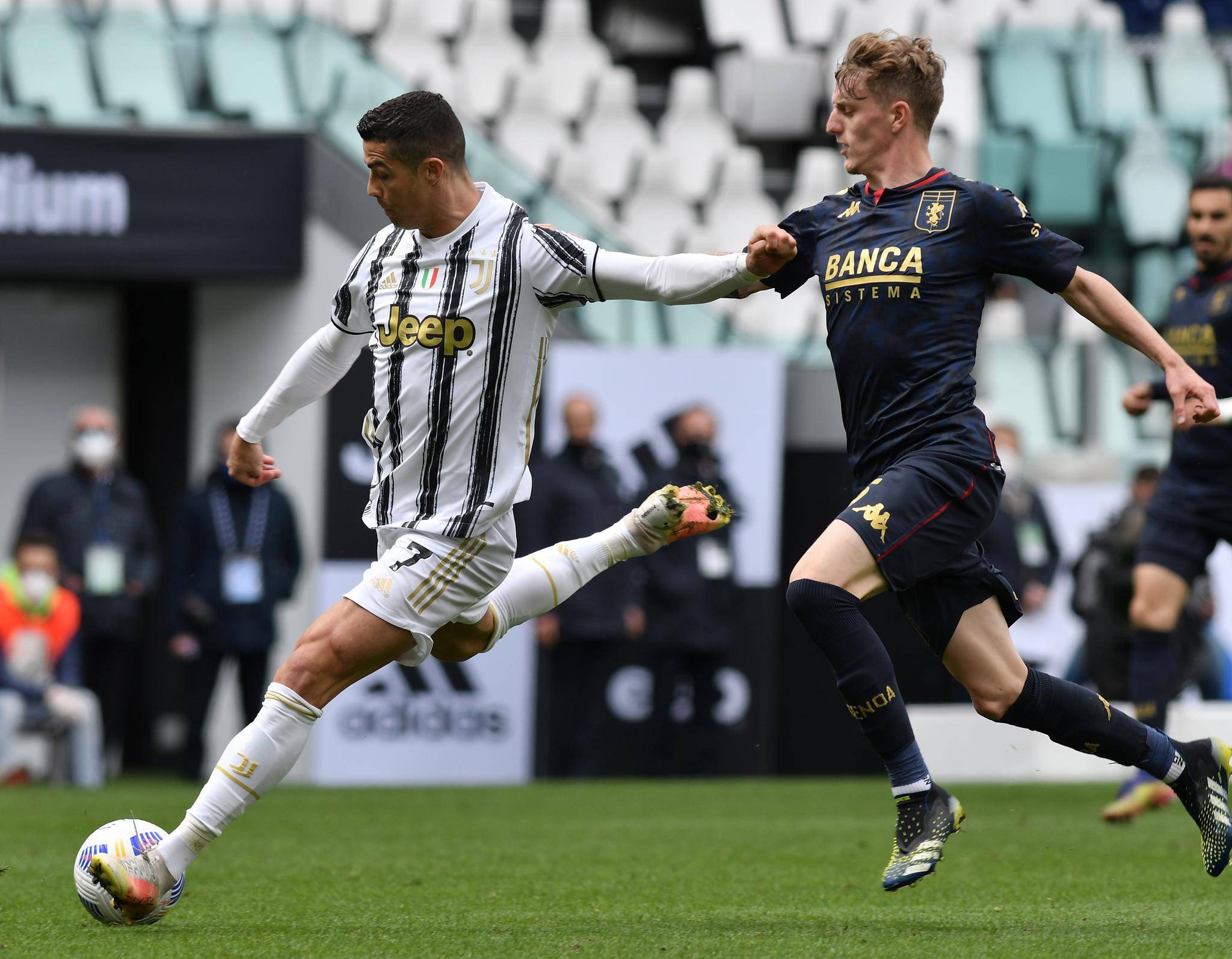 意甲联赛竞争白热化，榜首之争气氛紧张的简单介绍