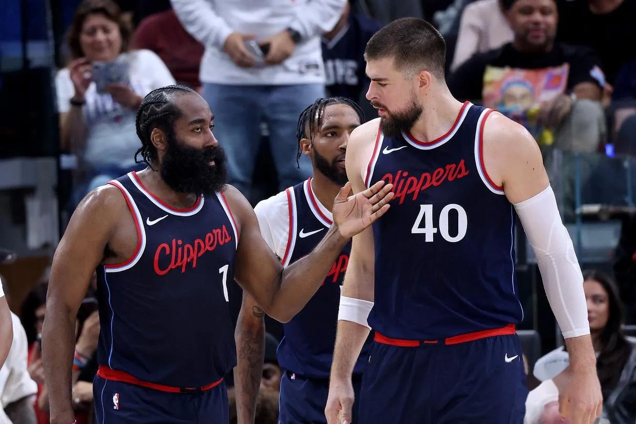 包含巴西男篮完胜热火，伦纳德惊艳世界的词条