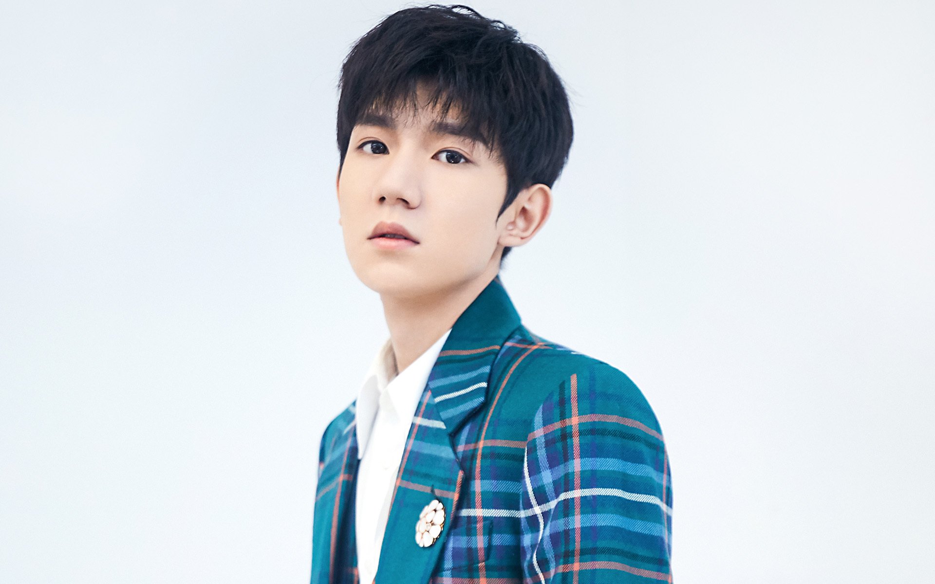 开云体育平台APP-老鹰凿穿雄鹿壁垒，詹姆斯37分上演世纪接管