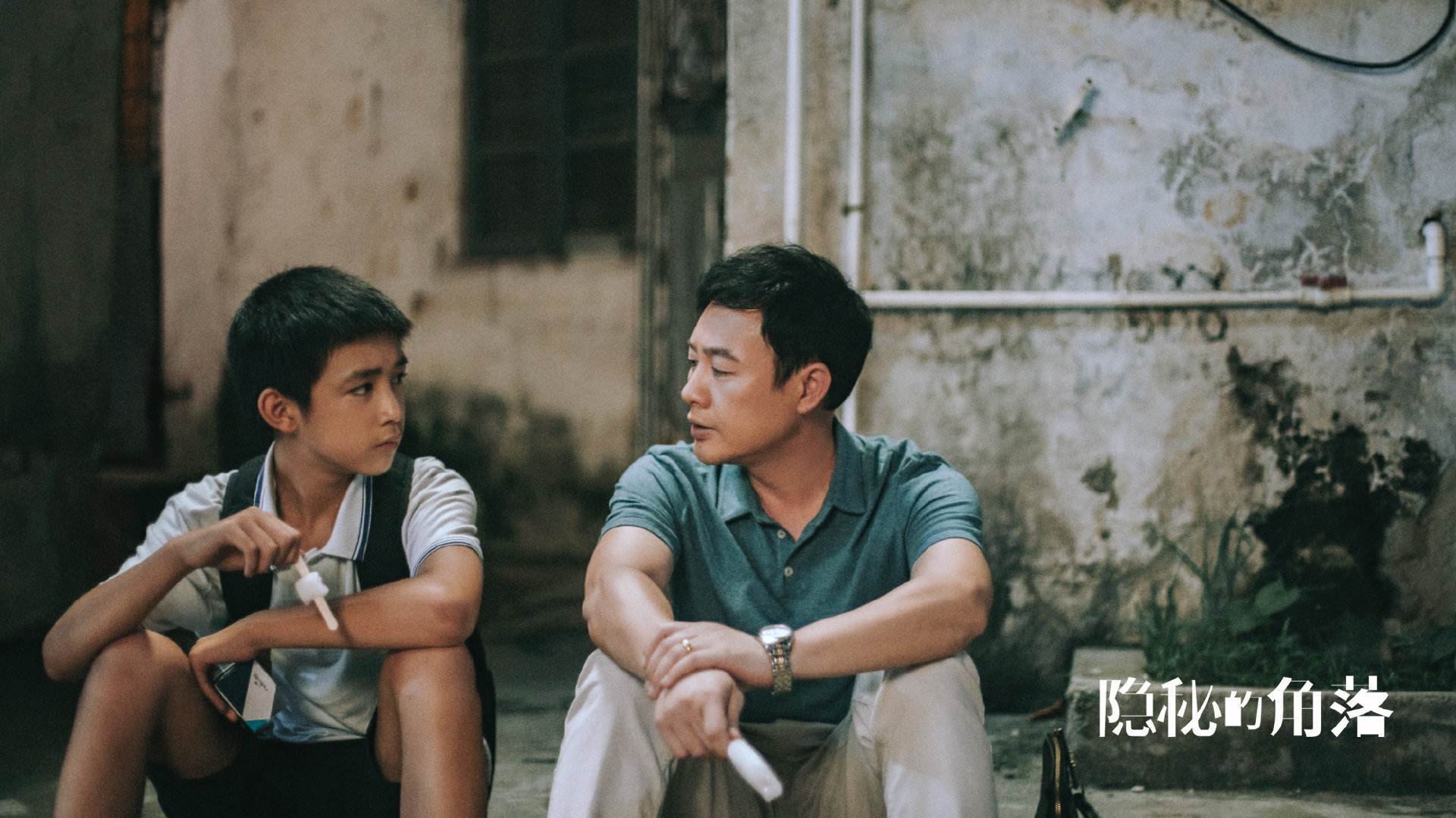 绿茵场与硬木地板，淘汰赛之夜的胜利法则